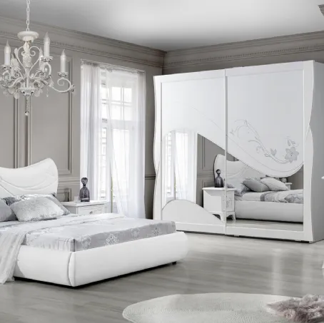 Armadio con ante scorrevoli Bedroom Carmen in laccato Bianco opaco con decoro floreale e specchi sagomati di Imba Srl