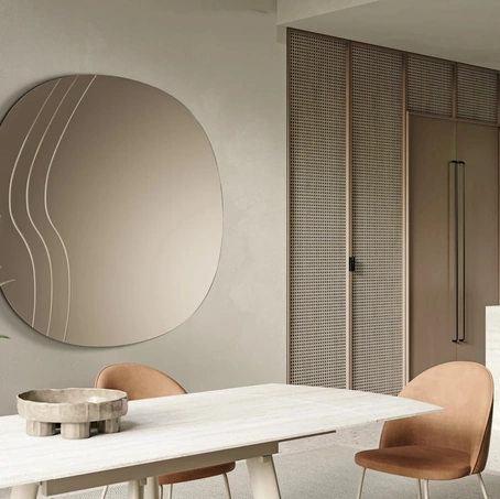 Specchio sagomato con incisioni laterali a onda Luxe di Ikone Casa