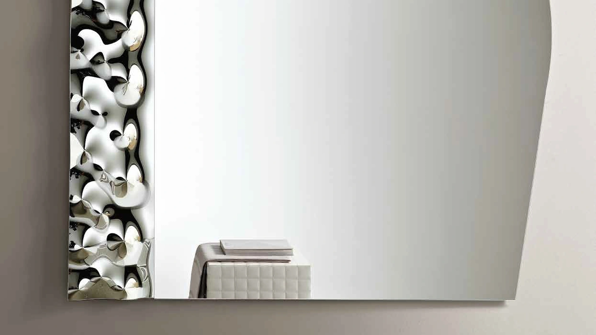Specchio Lock con inserto in vetro mosso di Capodarte