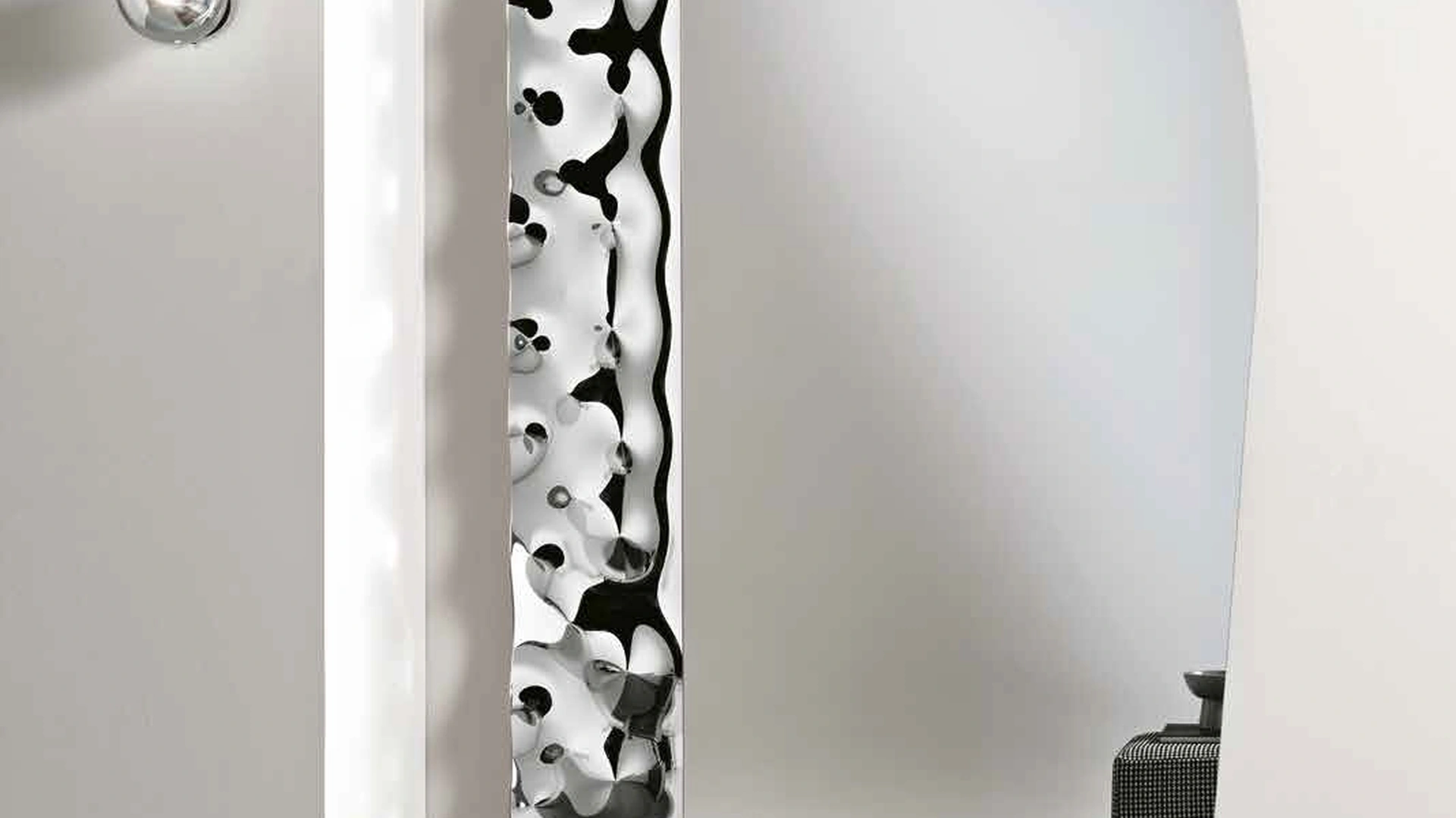 Specchio Lock con inserto in vetro mosso di Capodarte