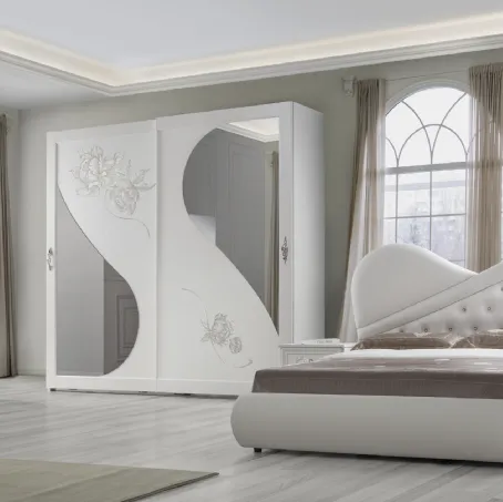 Armadio con ante scorrevoli Bedroom Ellen in laccato Bianco opaco con decoro floreale e specchi sagomati di Imba Srl