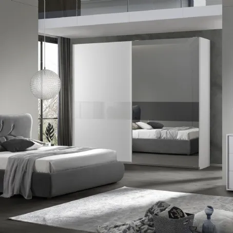 Armadio con ante scorrevoli Bedroom Yasmin in laccato Bianco opaco con specchio di Imba Srl