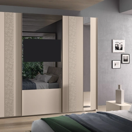 Armadio 12 con ante scorrevoli in laccato opaco, materico decor e specchio con TV di Corso 11