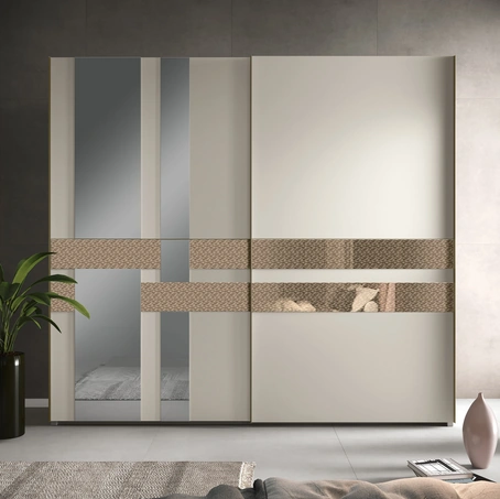 Armadio 14B con ante scorrevoli in laccato opaco con inserti a specchio e specchio decorato di Corso 11
