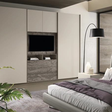 Armadio 33 con ante scorrevoli in laccato opaco e materico decor con pannello porta TV di Corso 11