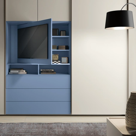 Armadio 34 con ante scorrevoli in laccato opaco con pannello porta TV di Corso 11