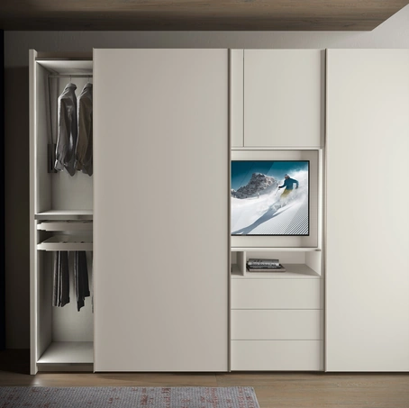 Armadio 35 con ante scorrevoli in laccato opaco con pannello porta TV di Corso 11