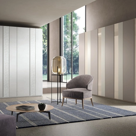 Armadio 37 con ante battenti in laccato opaco con inserti in laccato lucido o decor di Corso 11