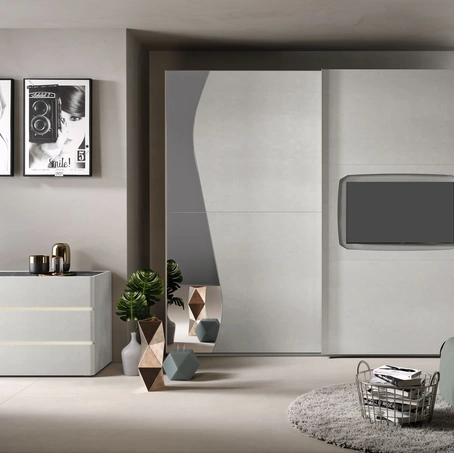 Armadio 43 con ante scorrevoli in melaminico con inserto a specchio e vano porta TV di Corso 11