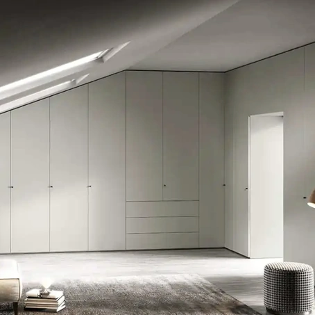 Armadio con ante battenti su misura per mansarde Libeccio U467 di Moretti Compact Giorno Notte