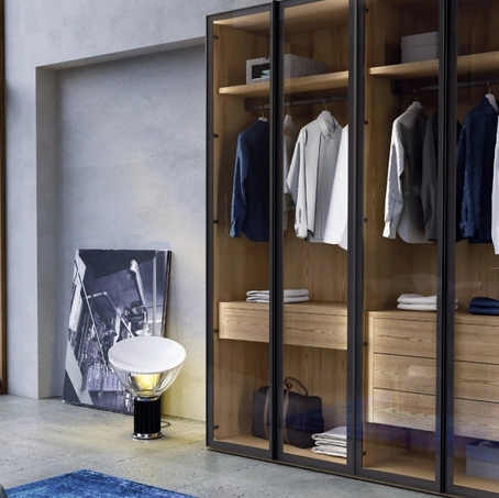 Armadio Nova Show finiture Argilla e Metal Black con ante in vetro di Imba Srl