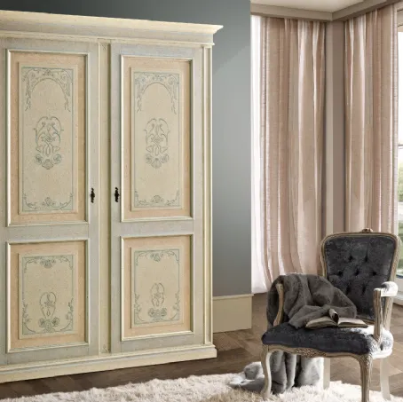 Armadio classico Tiziano a due ante finitura Antiquariato con sovracolore fascia esterna e decori Azzurri e fascia interna Ocra di Ferretti e Ferretti