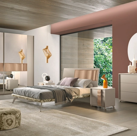 Letto con testiera in laccato con inserto in materico e giroletto in tessuto Composizione 13 di Corso 11