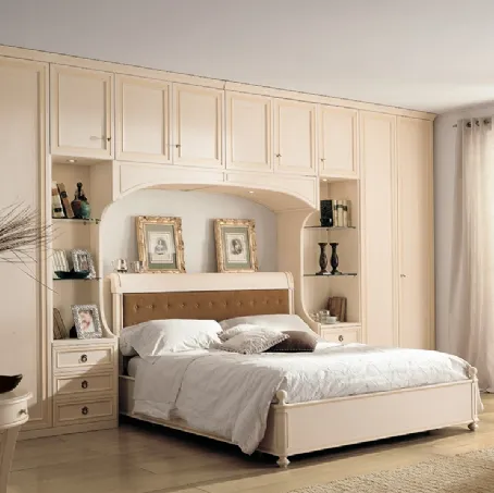 Letto finitura patinato Magnolia con testiera con pannello in tessuto trapuntato M226 di Ferretti e Ferretti