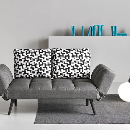 Divano lineare Glove in tessuto imbottito di Ikone Casa