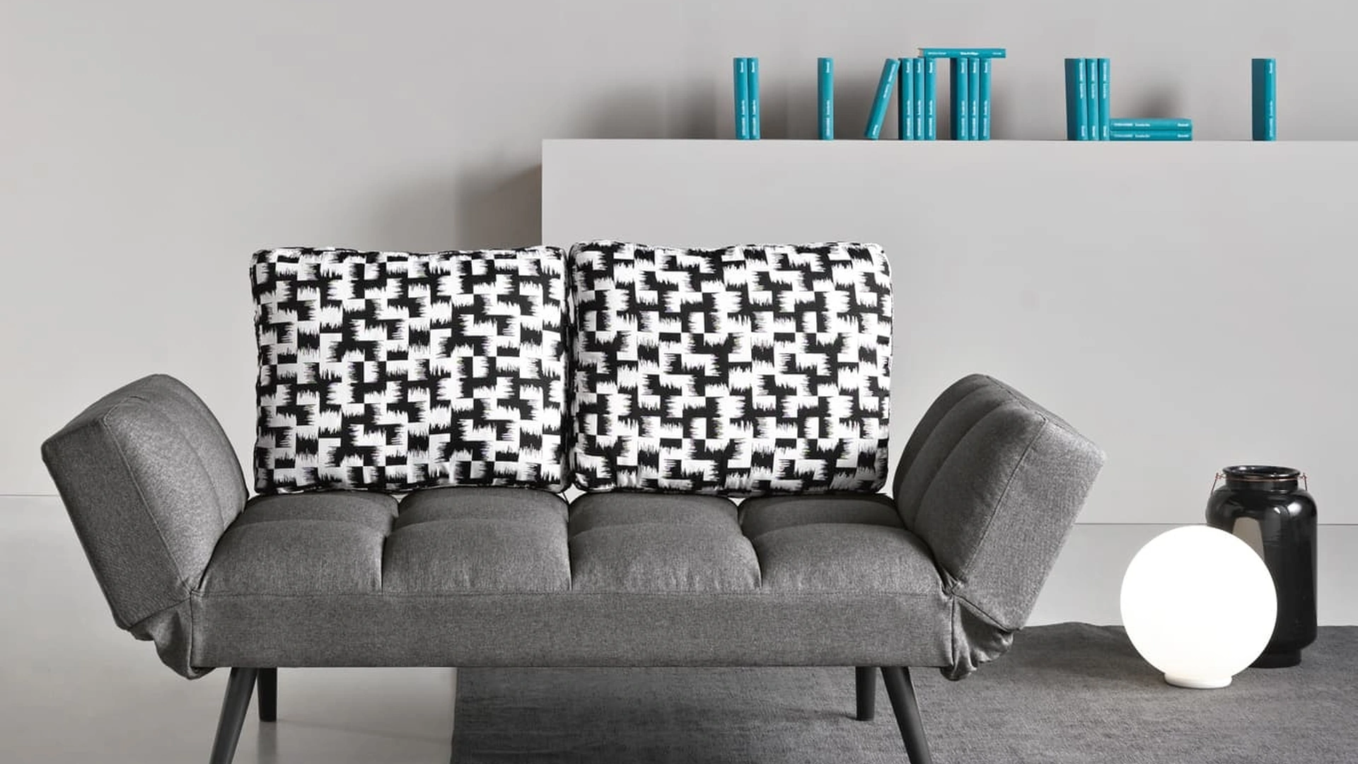 Divano lineare Glove in tessuto imbottito di Ikone Casa