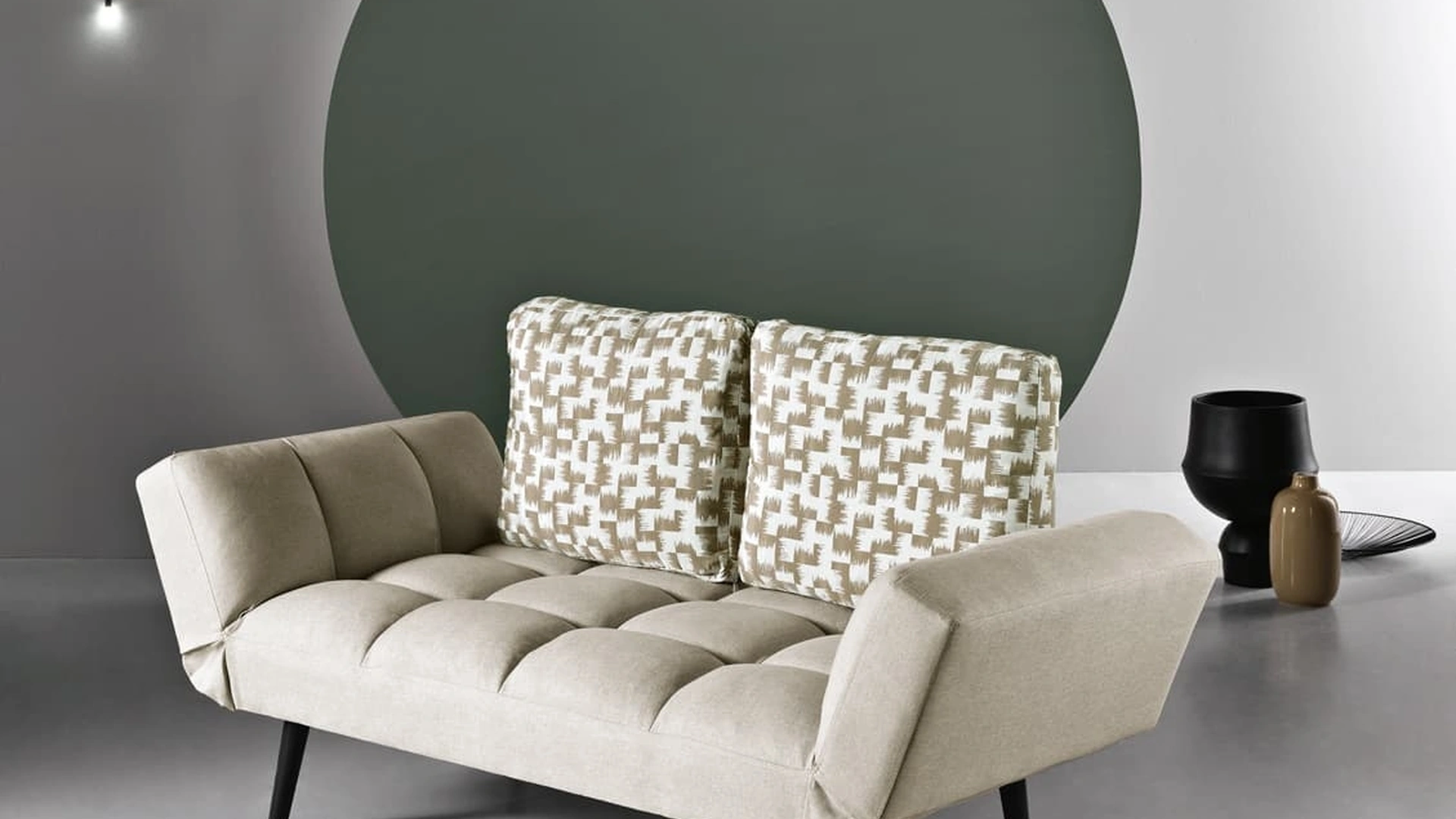 Divano lineare Glove in tessuto imbottito di Ikone Casa