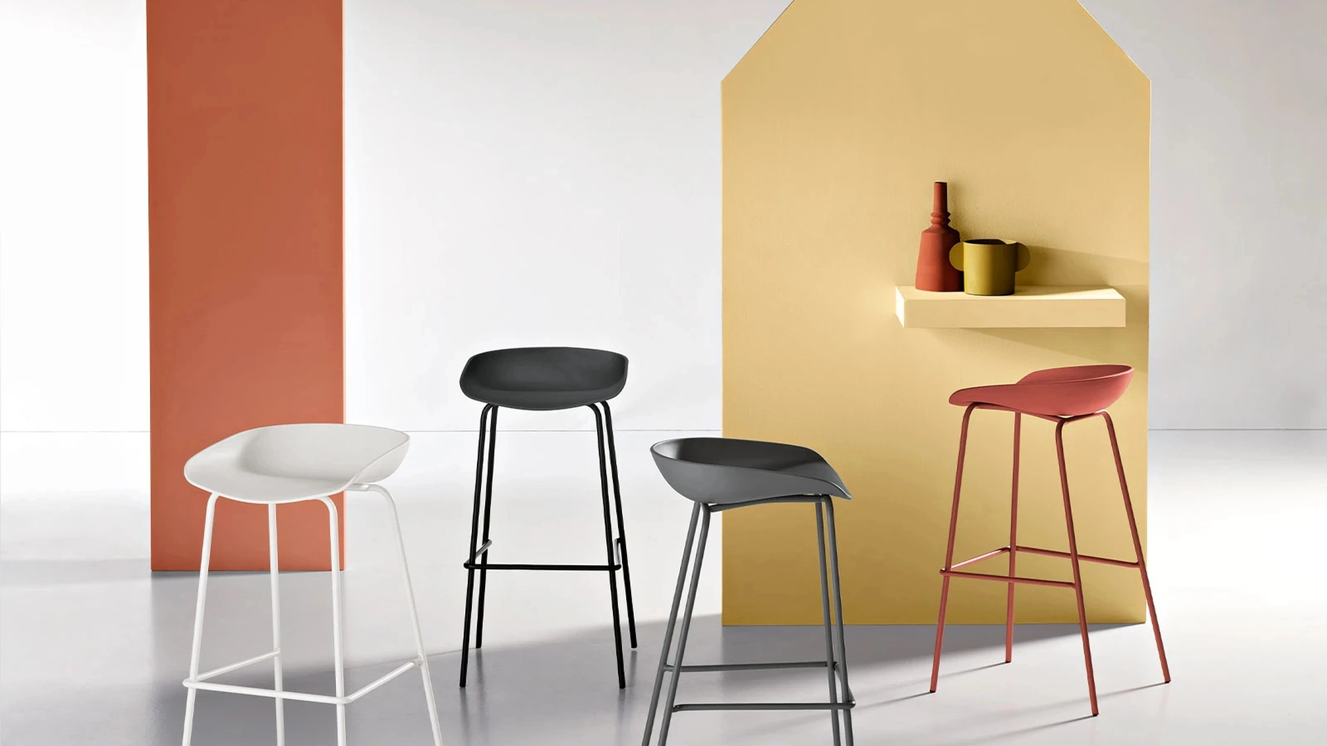 Sgabello Age in polipropilene di Ikone Casa