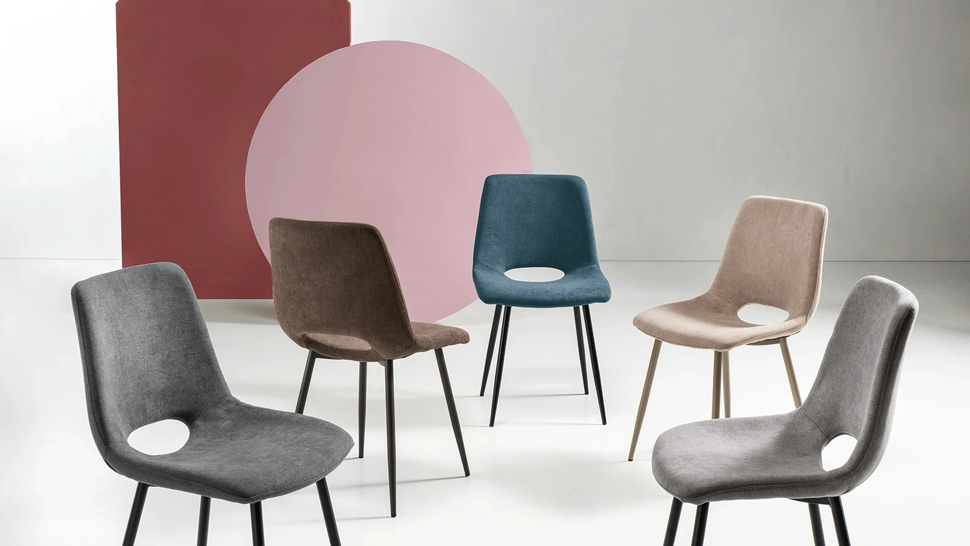 Sedia Dias in tessuto imbottito di Ikone Casa