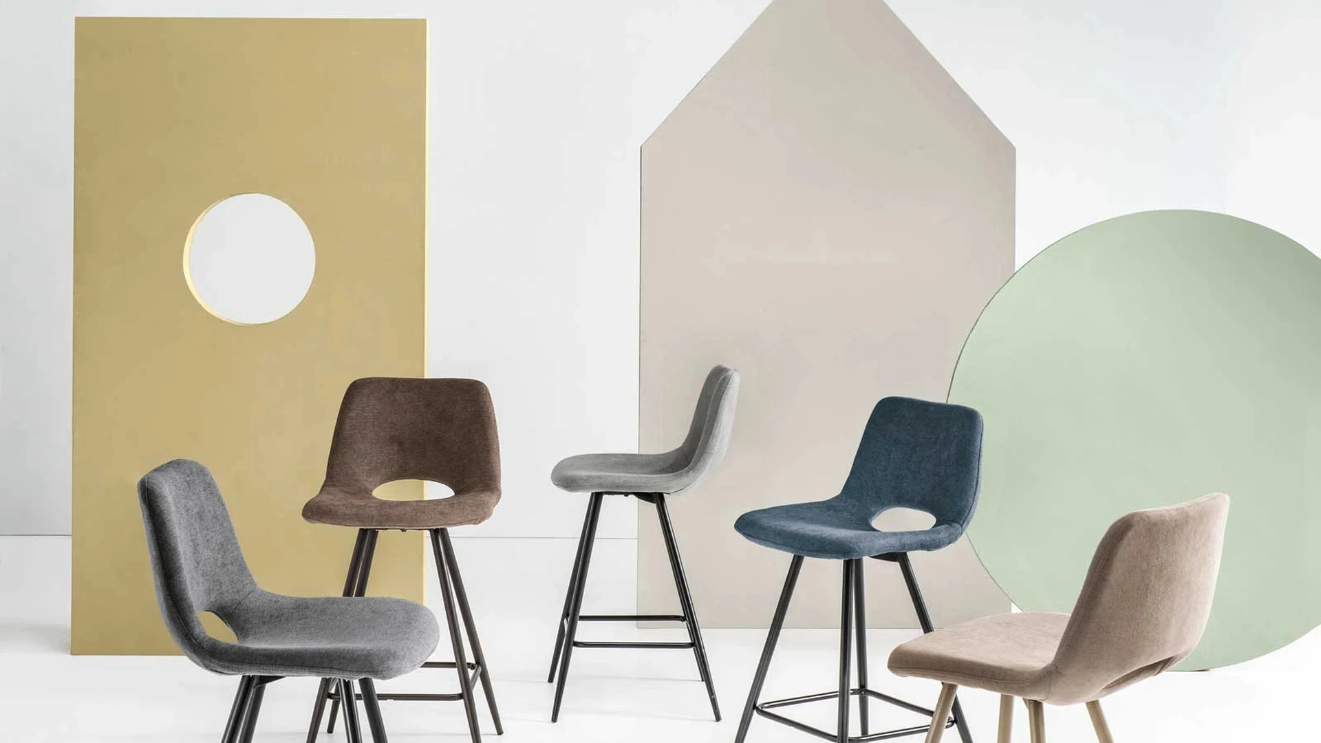 Sgabello Dias in tessuto imbottito di Ikone Casa