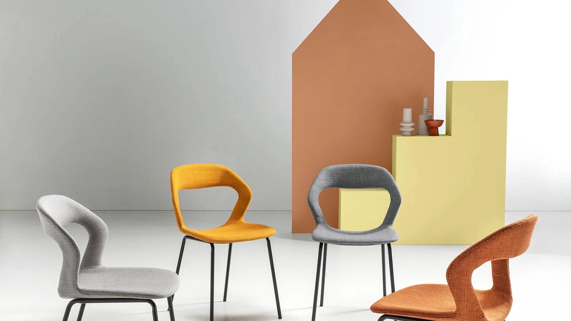 Sedia Gilda in tessuto imbottito di Ikone Casa