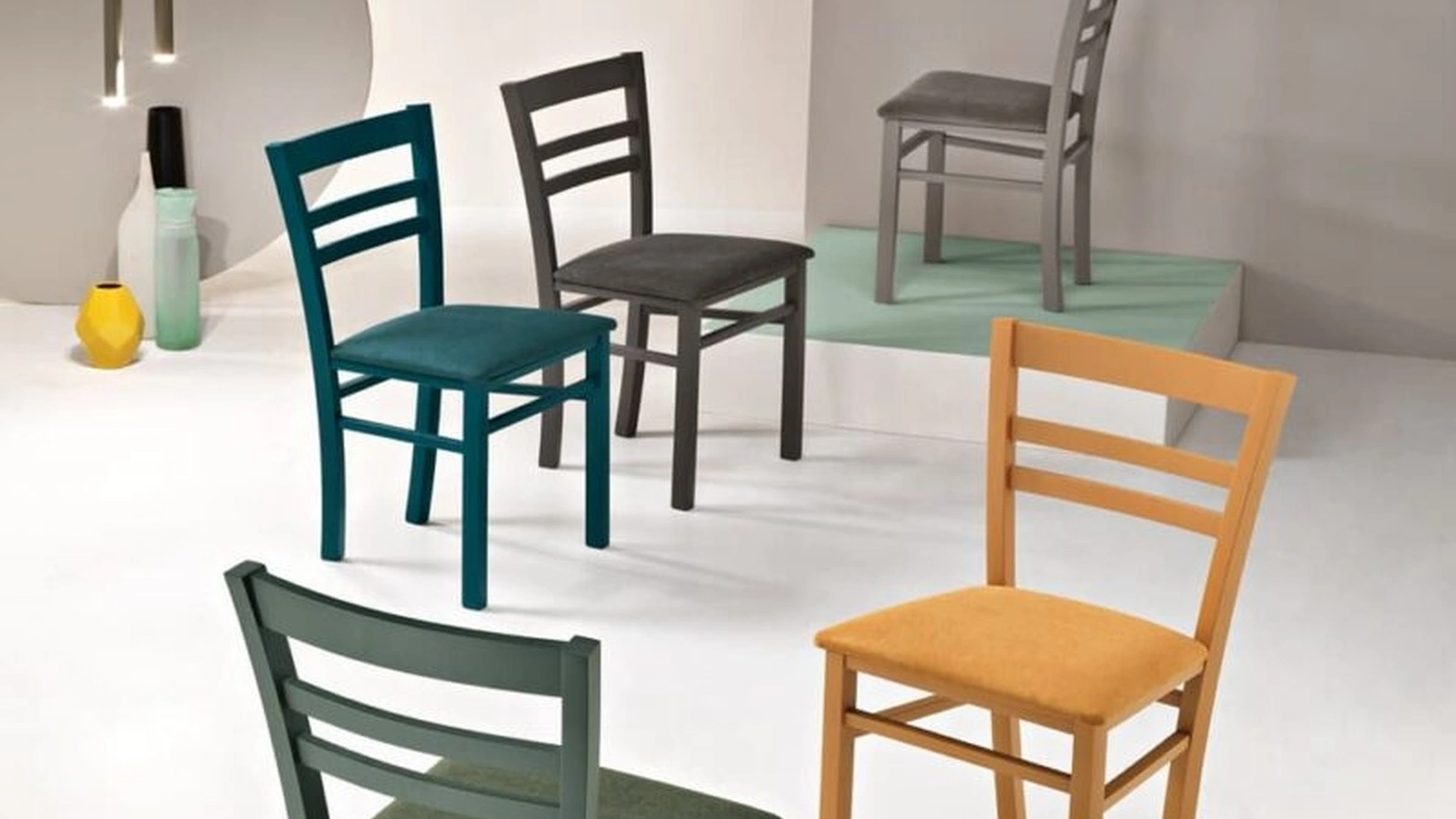 Sedia in legno con seduta in tessuto imbottito Holly di Ikone Casa