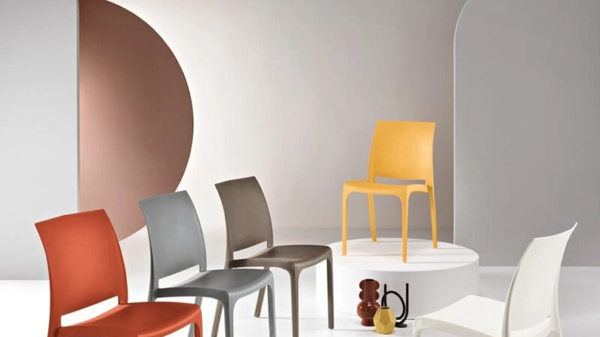 Sedia impilabile in polipropilene July di Ikone Casa