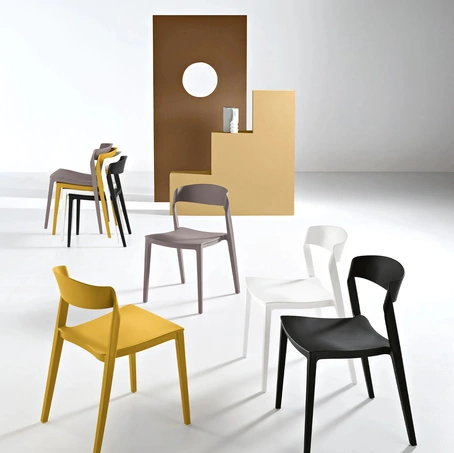 Sedia impilabile Perla in polipropilene di Ikone Casa