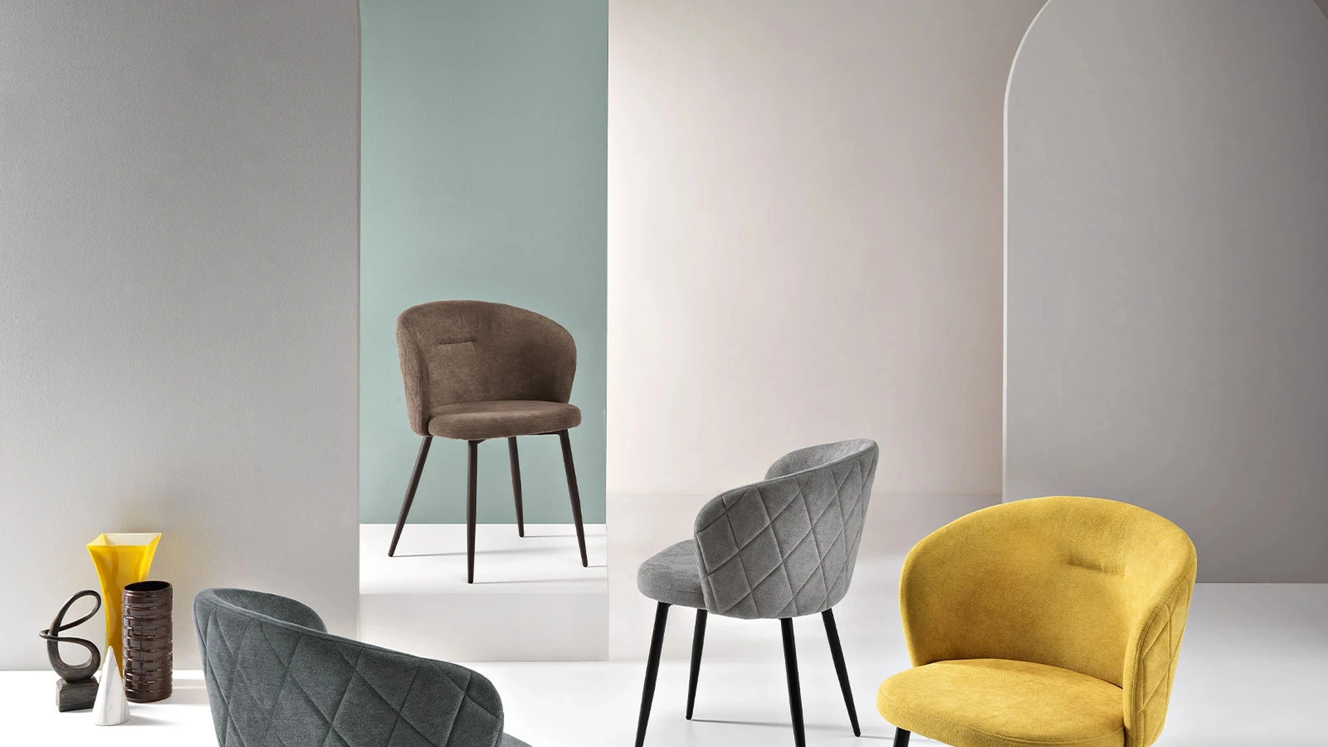 Sedia Rumble in tessuto imbottito di Ikone Casa