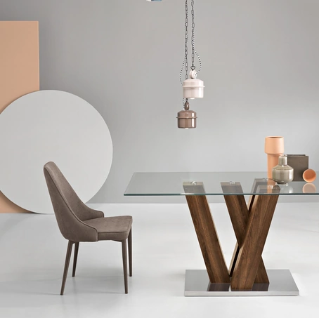 Tavolo Ennio con top in vetro e base effetto legno di Ikone Casa
