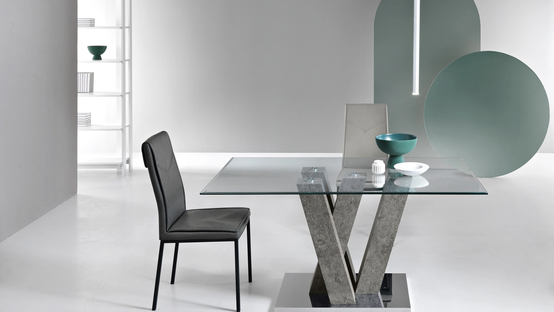 Tavolo Ennio con top in vetro e base effetto cemento di Ikone Casa