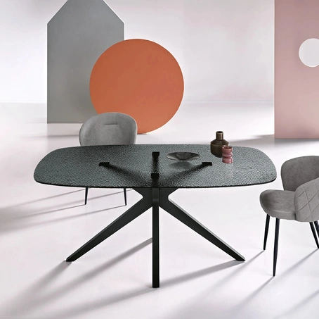 Tavolo Fever 180 in vetro martellato di Ikone Casa