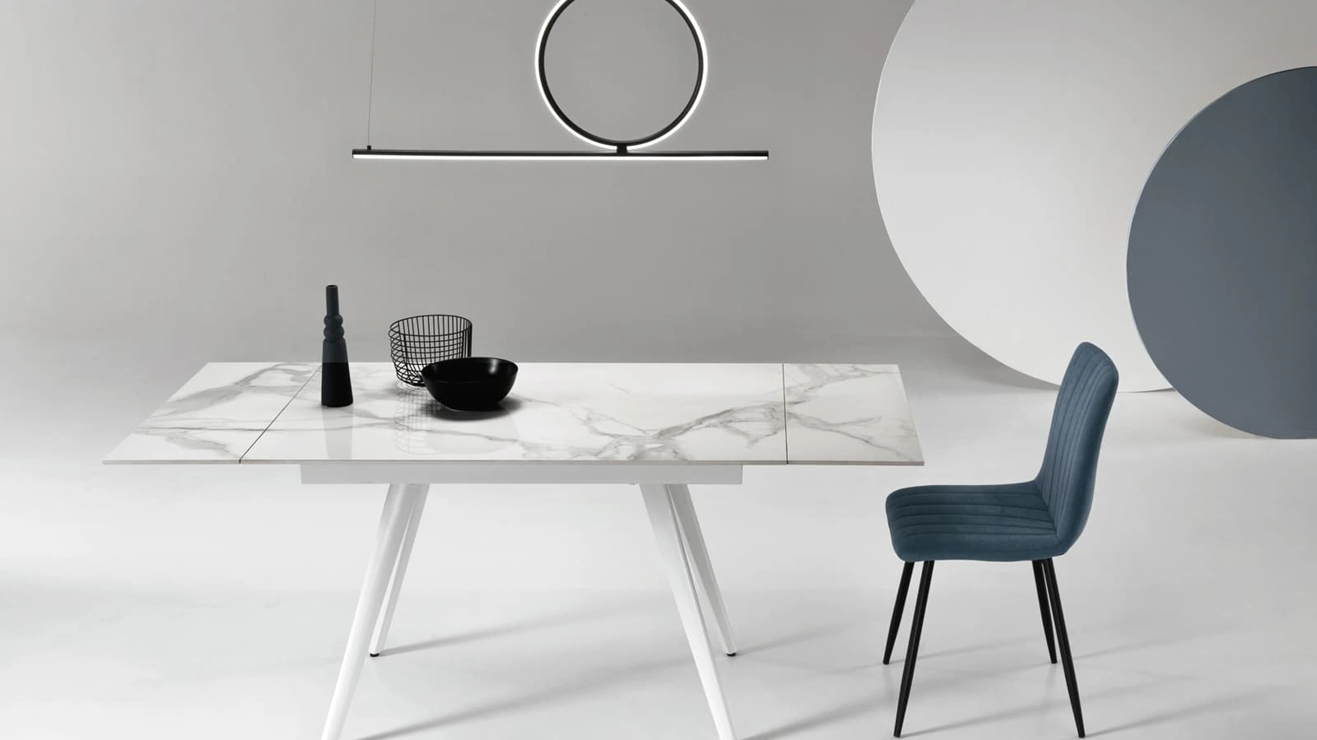 Tavolo allungabile Oreste in pietra sinterizzata effetto marmo di Ikone Casa