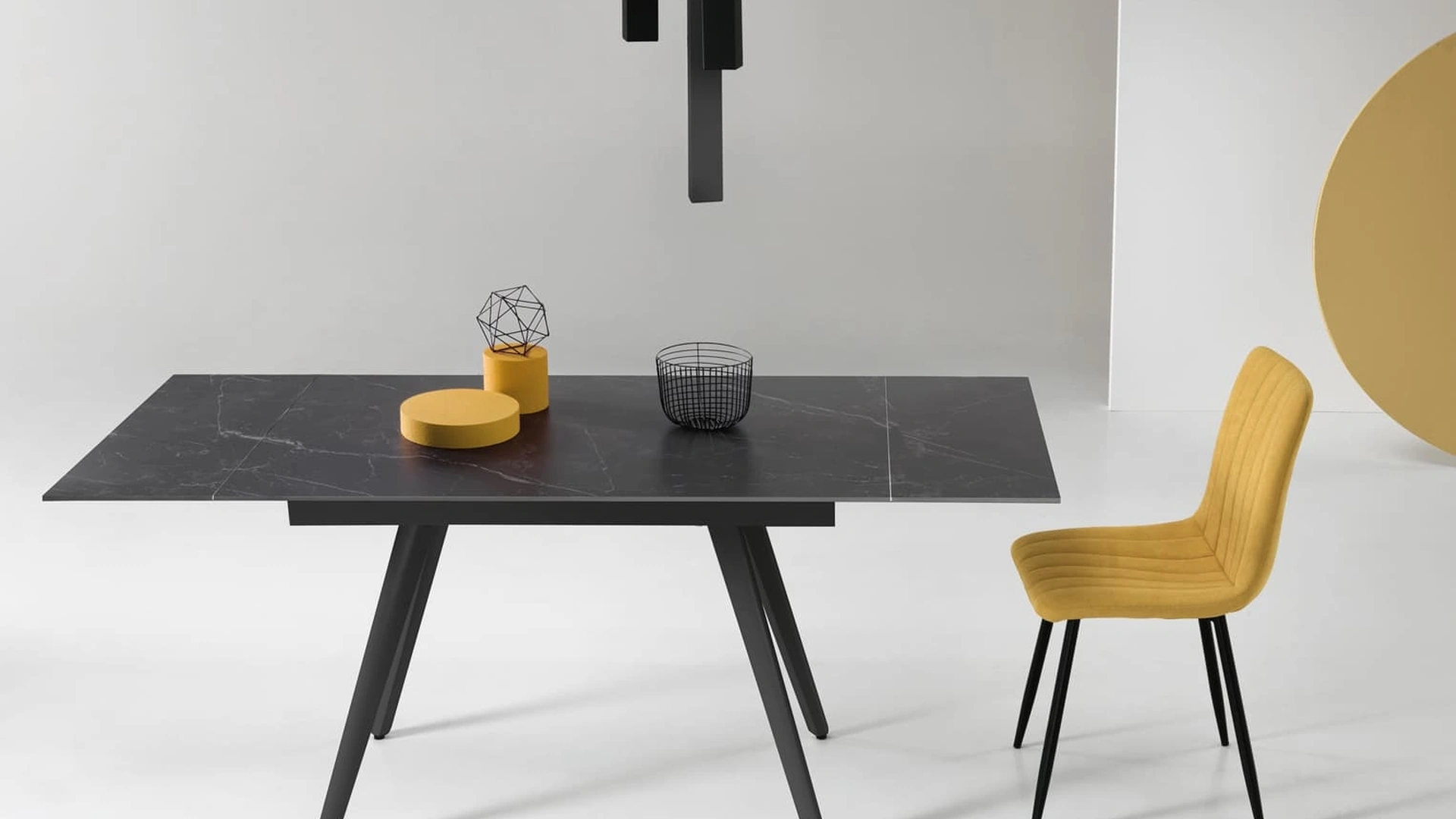 Tavolo allungabile Oreste in pietra sinterizzata effetto marmo di Ikone Casa