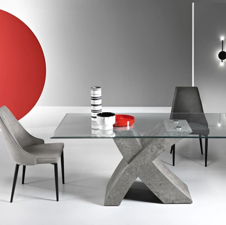 Tavolo Raul con top in vetro e base effetto cemento di Ikone Casa