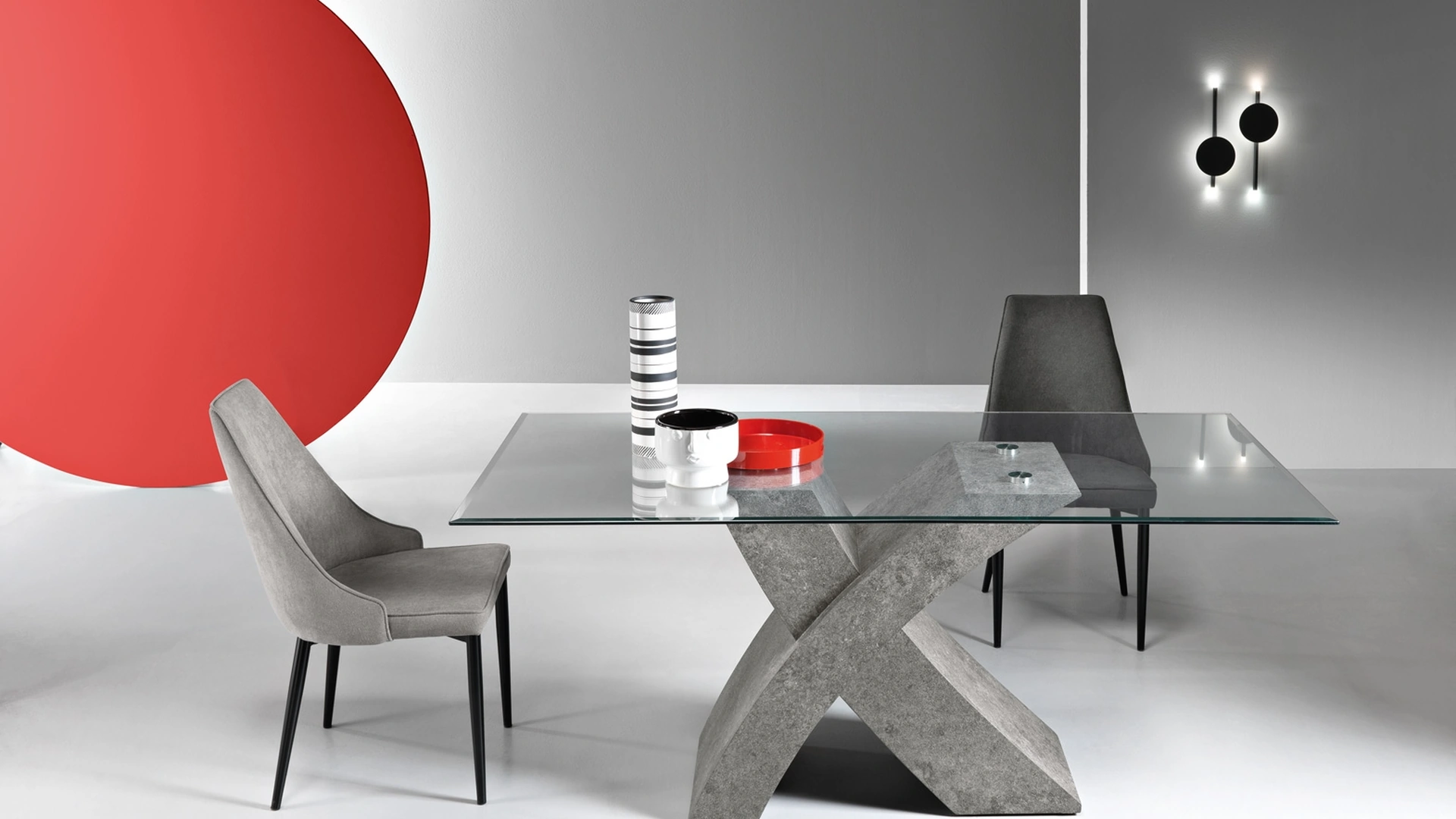 Tavolo Raul con top in vetro e base effetto cemento di Ikone Casa