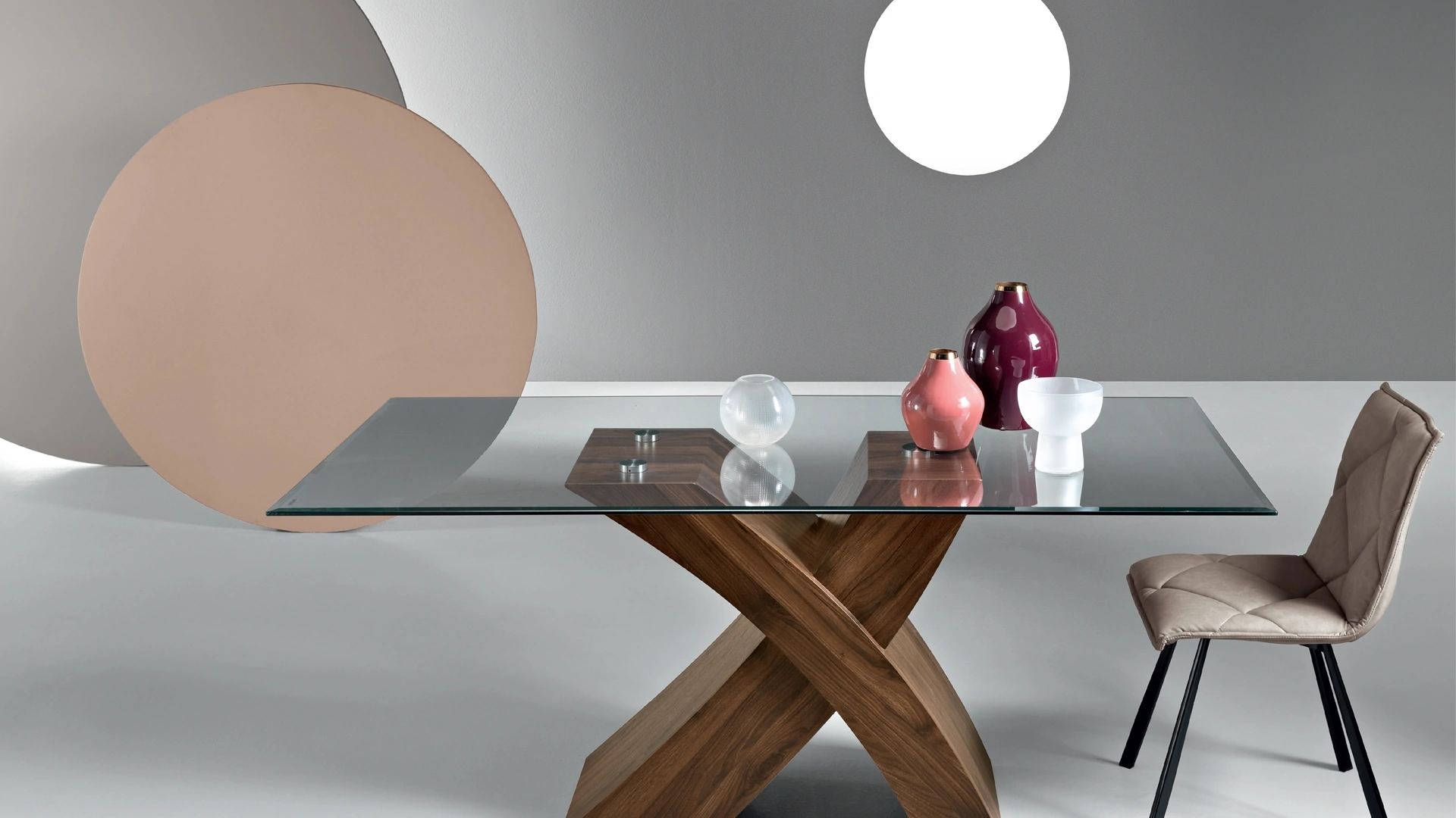 Tavolo Raul con top in vetro e base effetto legno di Ikone Casa