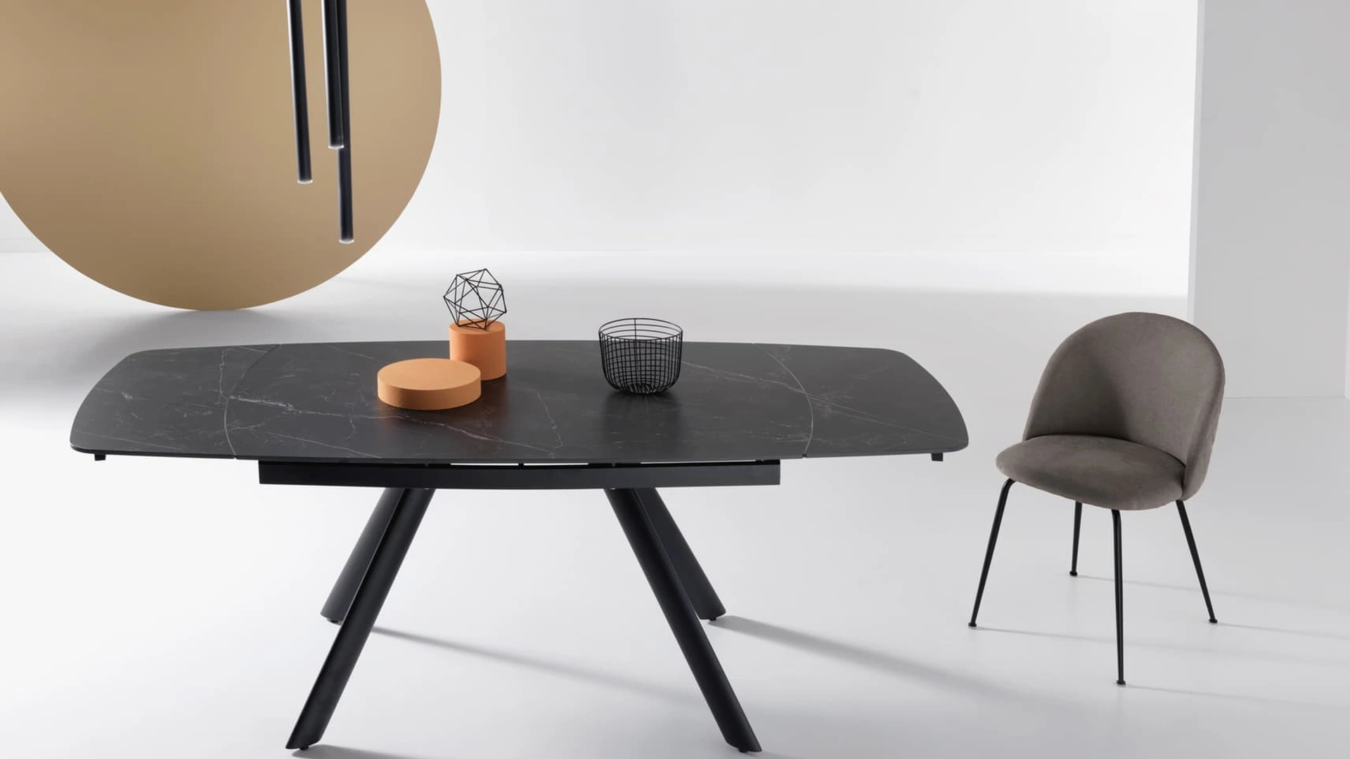 Tavolo allungabile Terence in pietra sinterizzata effetto marmo di Ikone Casa