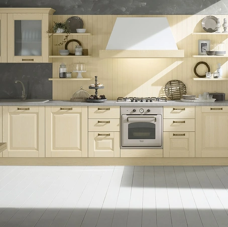 Cucina Classica lineare Telma in Frassino massello laccato Panna patinato di Evo Cucine