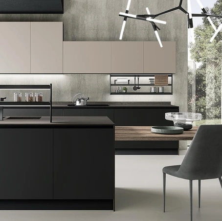 Cucina Moderna con isola Diva in Pet Nero opaco e Tortora opaco di Evo Cucine