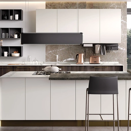 Cucina Moderna con isola Futura in melaminico finitura Rovere scuro e Seta Bianco opaco di Evo Cucine