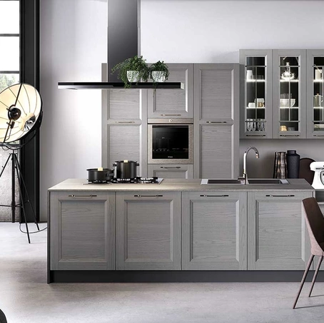 Cucina Moderna con isola Gea in Frassino finitura Grigio Fumo di Evo Cucine
