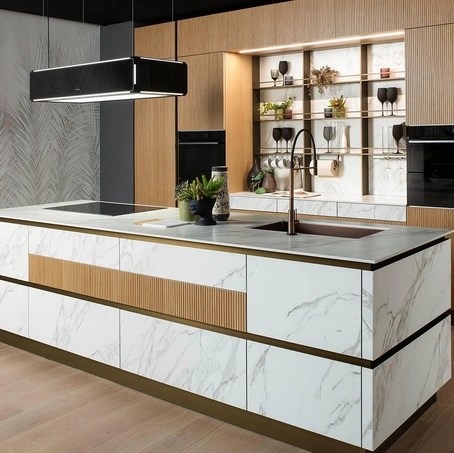 Cucina Moderna Kaori in legno impiallacciato Bambù e Eos in Gres White Marble di Evo Cucine