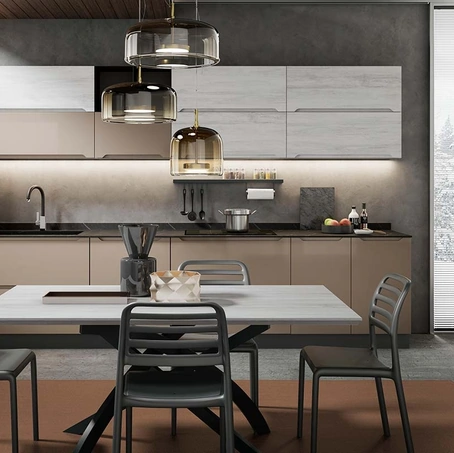 Cucina su misura Carima finitura Tortora scuro lucido e Rovere Bianco rustico di Evo Cucine