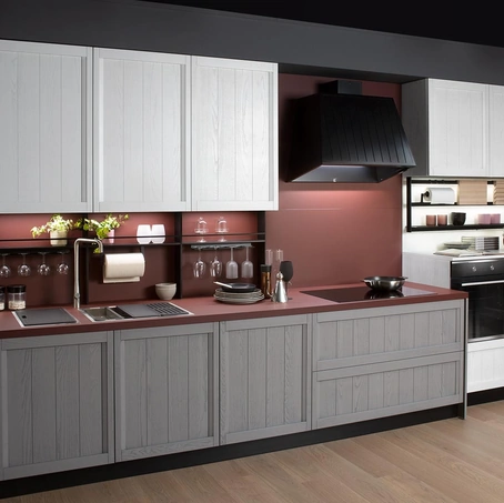 Cucina lineare su misura Saona in Frassino finitura Bianco e Ardesia di Evo Cucine