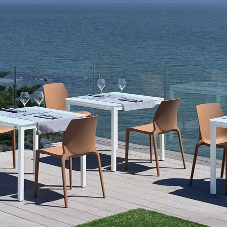 Tavolo Diesis Outdoor con top in vetro di Bontempi